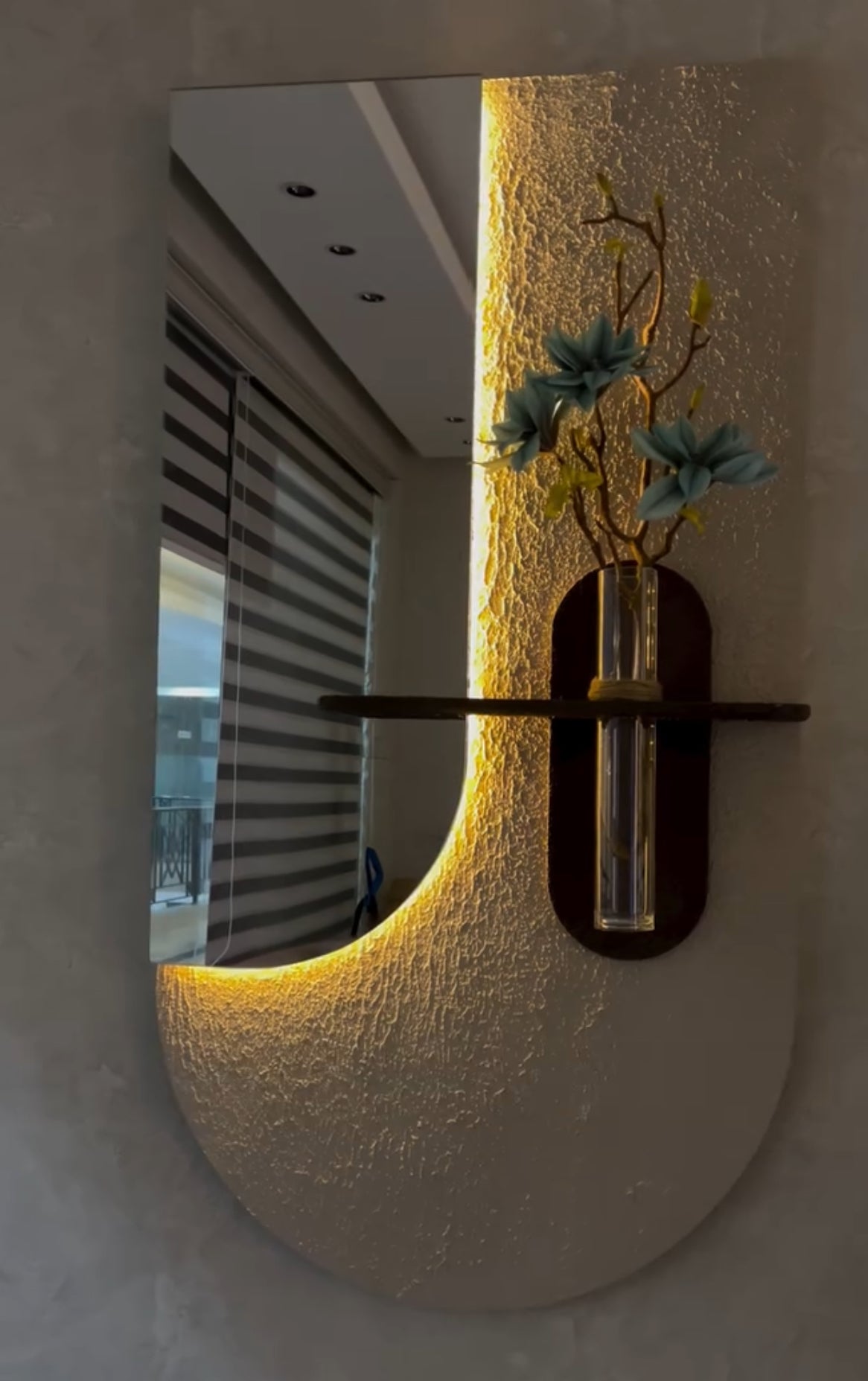 لوحة جدارية مضيئه عصرية مع مرايا كبيرة. قياس (( 120X60))